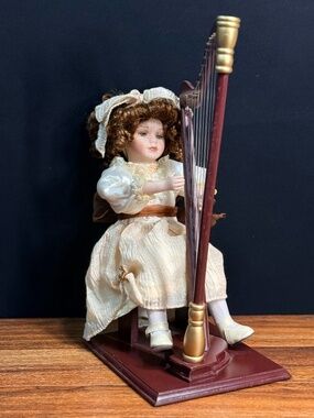 HERITAGE SIGNATURE COLLECTION Musical Mallory Doll w/Harp